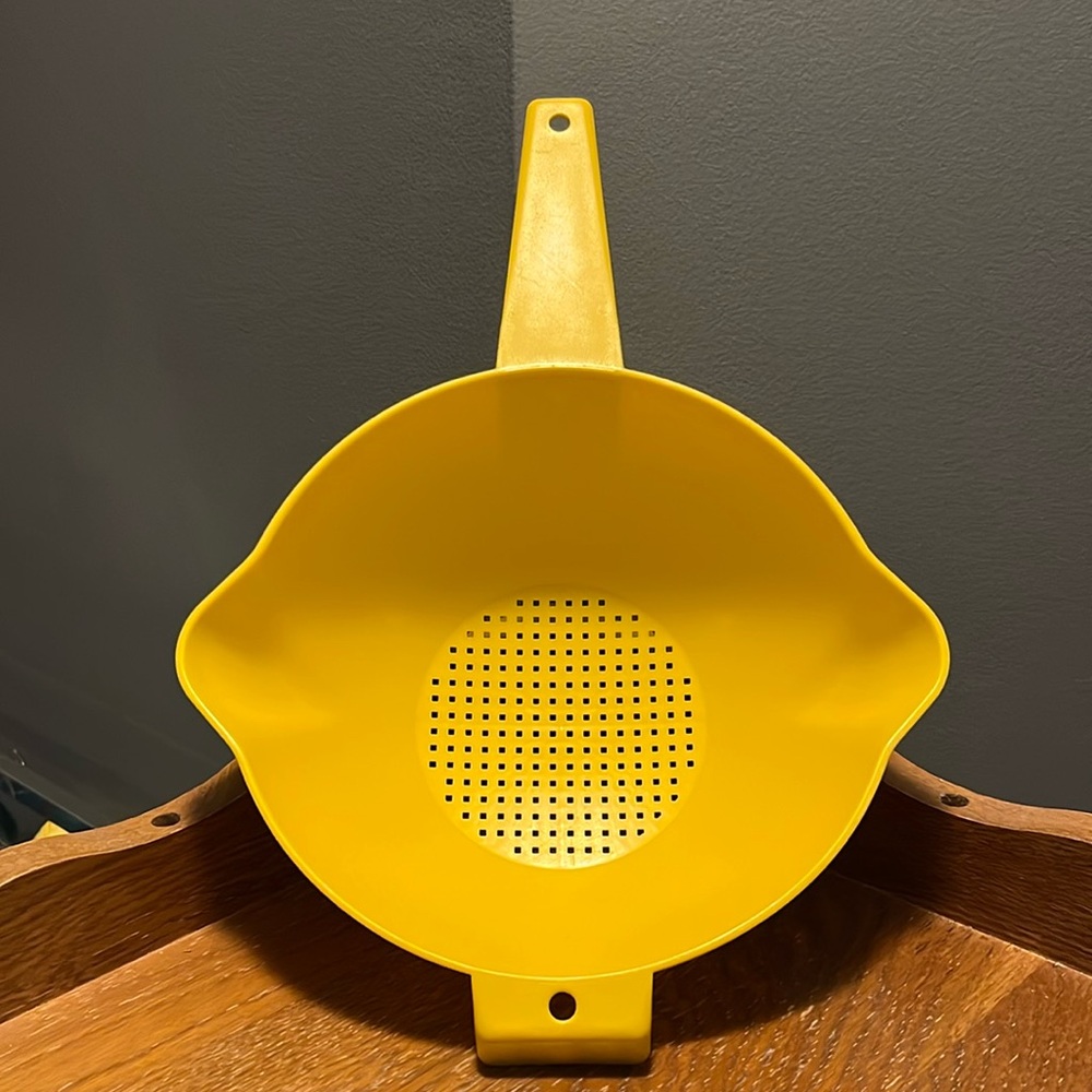 Large Tupperware Strainer or Collander or Sieve Yellow 2 Qt. 1523-7